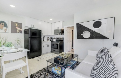 Boca Raton Apartment | Cozy Casita Luna 1/1 near beach 60in TV/625 mbps wifi