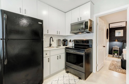 Boca Raton Apartment | Cozy Casita Luna 1/1 near beach 60in TV/625 mbps wifi