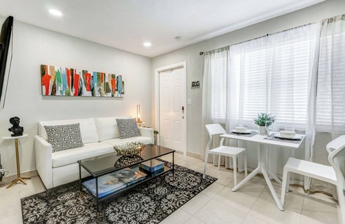 Boca Raton Apartment | Cozy Casita Luna 1/1 near beach 60in TV/625 mbps wifi