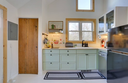 Swan Lake Cottage | Charming Catskills Tiny Home - Walk to Bethel Woods!