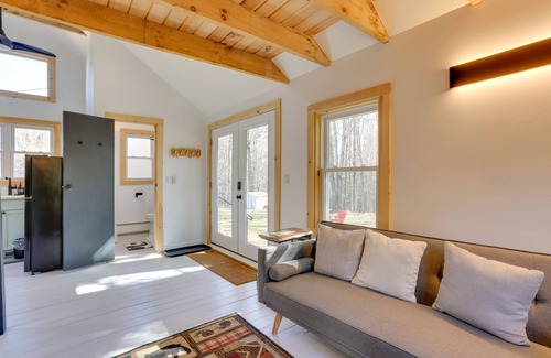 Swan Lake Cottage | Charming Catskills Tiny Home - Walk to Bethel Woods!