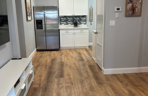 Taylor Creek House | Charming Cattle View Cottage: Pet Friendly & Family Ready
