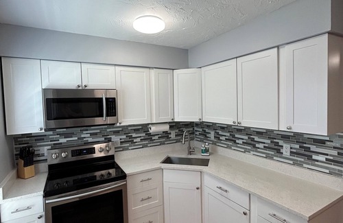 Taylor Creek House | Charming Cattle View Cottage: Pet Friendly & Family Ready