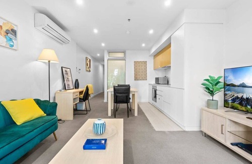 Adelaide Central Business District Apartment | Inviting CBD 1BR Apartment - Central & Walkable Location