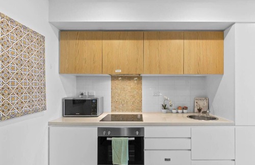 Adelaide Central Business District Apartment | Inviting CBD 1BR Apartment - Central & Walkable Location
