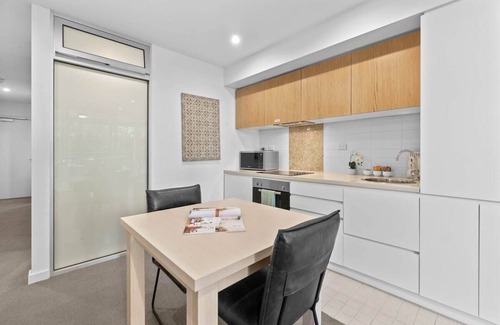 Adelaide Central Business District Apartment | Inviting CBD 1BR Apartment - Central & Walkable Location