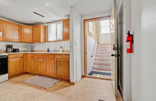 Southwest Area Apartment | Charming Cedar Rapids Retreat with Kitchen & Family-Friendly Space