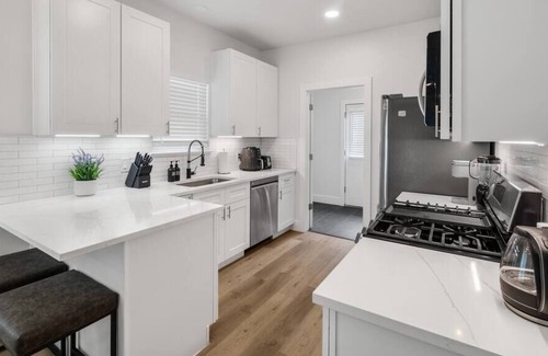 St. Johns House | Cozy & Central ~ Close to i35 and 5M to Downtown!