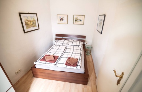 Sankt Ulrich Apartment | Inviting Central Flat in Spittelberg with Breakfast Included
