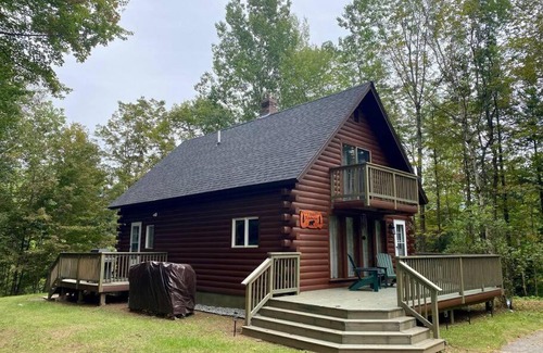Thornton Ski Chalet | Welcoming Chalet Just 12 Minutes from Waterville Valley!