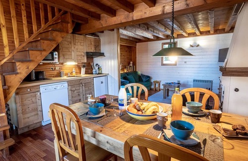 Les Angles Ski Chalet | Cozy chalet near slopes with balcony and garden