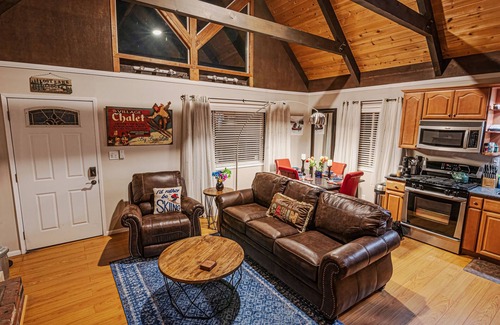 Big Bear Lake Cabin | Charming Dog-Friendly Chalet with Spa & Fire Pit Views