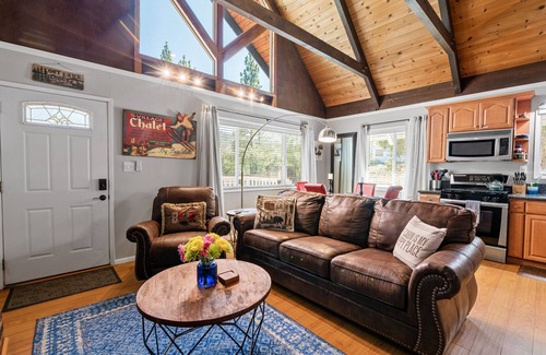 Big Bear Lake Cabin | Charming Dog-Friendly Chalet with Spa & Fire Pit Views