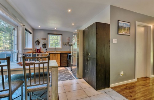Chertsey House | Tranquil Chalet with River Access, Sauna & Pet-Friendly Stay