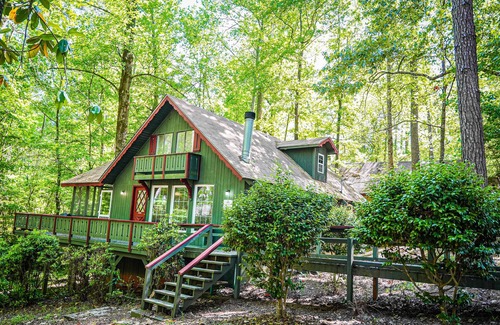 Pine Mountain Ski Chalet | Inviting Chalet with Porch near Wild Animal Safari