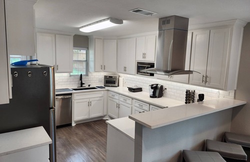 Oak Cliff House | Inviting House Near Bishop Arts with Family-Friendly Amenities