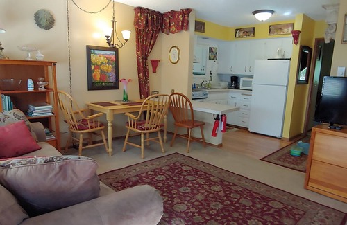 Happy Valley Apartment | Charming Retreat Near WWU with Breakfast & Kitchen Access