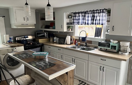 Cayuga Cottage | Bright 3 Bedroom Cottage with Lake Views & Pool Access
