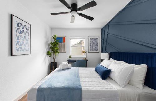 South Lamar Apartment | Cozy-Chic 2BR Patio Ideal for Groups
