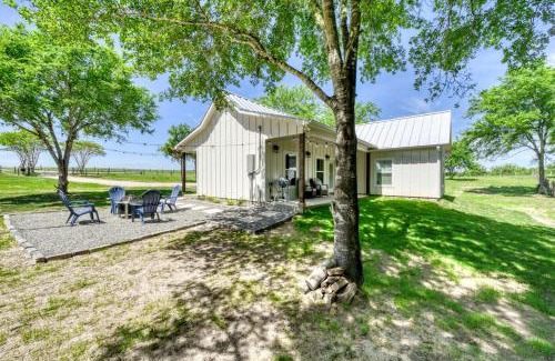Washington House | Cozy Chic Cabin with Fire Pit, BBQ and Countryside Views in Texas