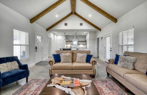 Washington House | Cozy Chic Cabin with Fire Pit, BBQ and Countryside Views in Texas