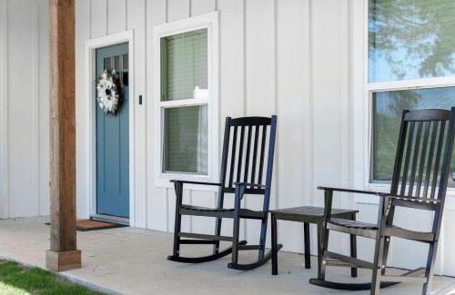 Washington House | Cozy Chic Cabin with Fire Pit, BBQ and Countryside Views in Texas