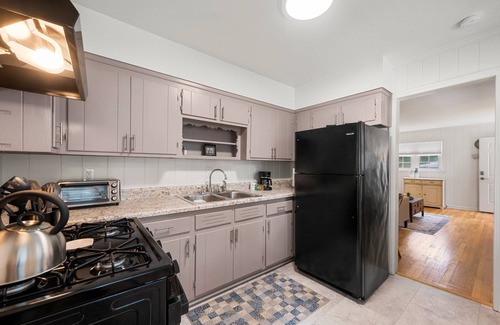 East Point Cottage | Inviting Retreat in South Atlanta with Hi-Speed WiFi