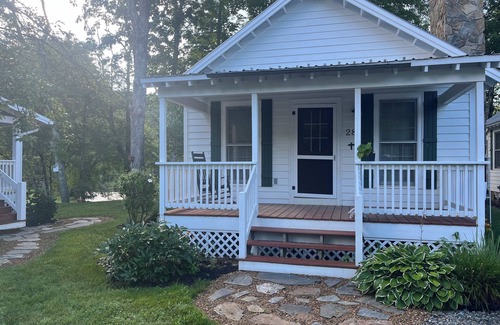 Altamont Cottage | Cozy Christmas Cottage on Linville River- Fireplace & pet-friendly