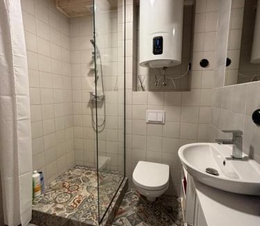 Roja Apartment | Cozy city apartments in Roja with free parking