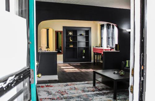Indianapolis House | Eco-Friendly Retreat with Hot Tub Near Fountain Square