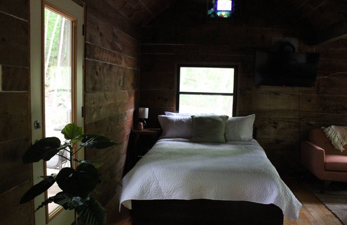 Burlington Cabin | Inviting Clappison Cabin with Spa & Child-Friendly Features