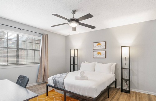 Riverside Apartment | Inviting 1B Near Downtown | Pet-Friendly, Kitchen Access