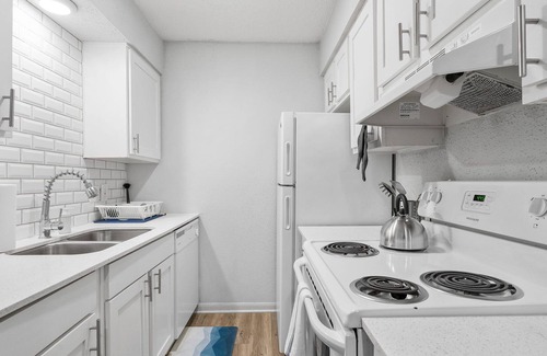 Riverside Apartment | Inviting 1B Near Downtown | Pet-Friendly, Kitchen Access