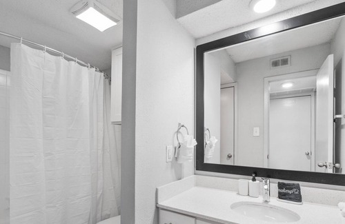 Riverside Apartment | Inviting 1B Near Downtown | Pet-Friendly, Kitchen Access