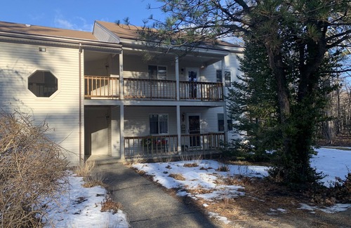 Center Conway Condo | Charming 2nd Floor Condo in Conway with Pool & Breakfast