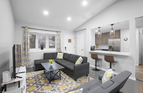 Fox Valley House | Pet-Friendly Cottage with Inviting Yard - Guest Rated 10/10