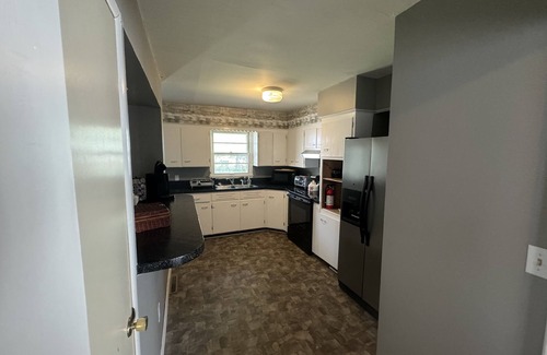 Kirksville House | Cozy Retreat Near High School - Pet & Child Friendly Stay