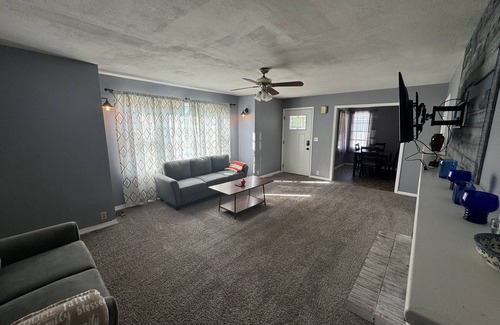 Kirksville House | Cozy Retreat Near High School - Pet & Child Friendly Stay