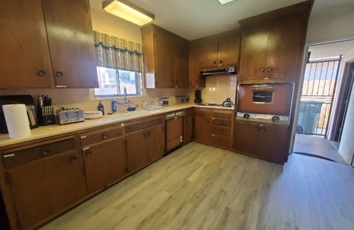 Raisin House | Comfortable 4-Bed Retreat with Spa & Pet-Friendly Amenities