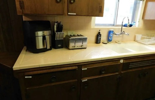Raisin House | Comfortable 4-Bed Retreat with Spa & Pet-Friendly Amenities