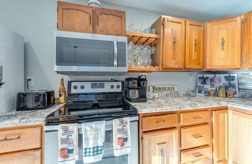 Clear Lake House | Inviting Clear Lake Retreat - Steps to Town & Boat Dock!