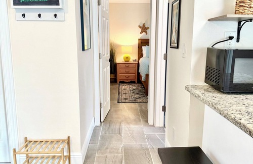 Tropic Cottage | Charming Coastal Cottage in Art District – Family Friendly