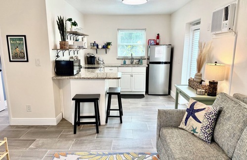 Tropic Cottage | Charming Coastal Cottage in Art District – Family Friendly