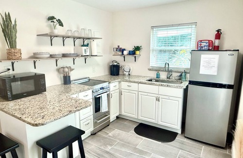 Tropic Cottage | Charming Coastal Cottage in Art District – Family Friendly