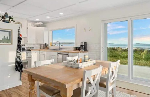 Tokeland Cabin | Inviting Coastal Retreat with Panoramic Ocean Views