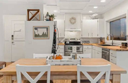 Tokeland Cabin | Inviting Coastal Retreat with Panoramic Ocean Views