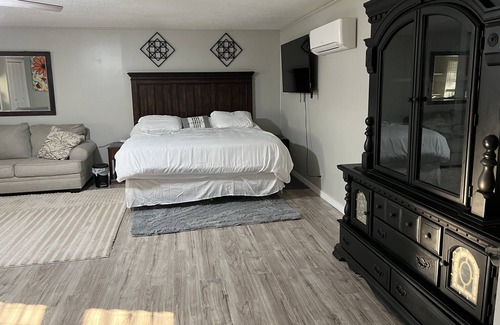Rover House | Charming Coffee House Retreat for Families and Pets