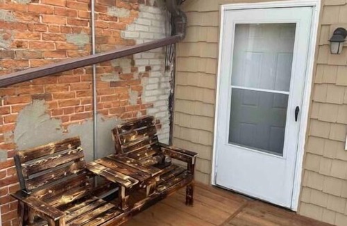 Lexington Apartment | Inviting Coffee Loft Above The Lexington Cafe with Pool