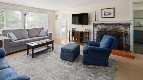 Malletts Bay House | Inviting Colchester Cabin Steps from Scenic Lake