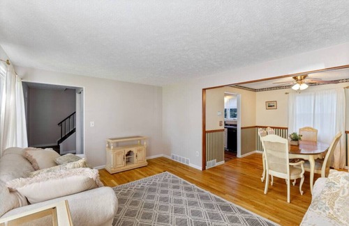 Chili Center House | Charming Colonial Retreat in Chili – Ideal for Families